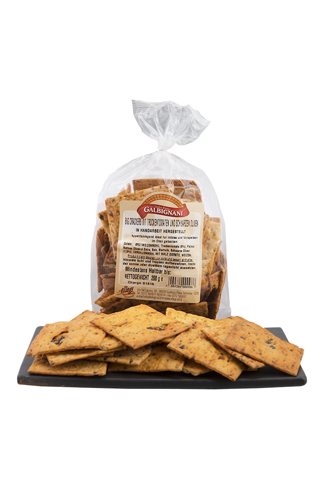 Cracker mit Trockentomaten und Oliven