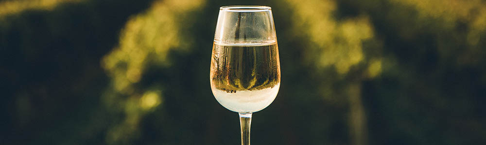 weißwein aus italien im glas